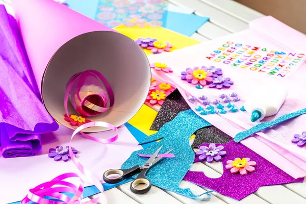 Göra pappers hantverk för Candy Cone första dagen i skolan — Stockfoto