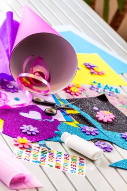 Okul şeker koni ilk gün için kağıt el sanatları yapma