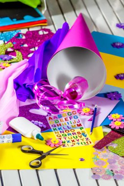 Okul şeker koni ilk gün için kağıt el sanatları yapma