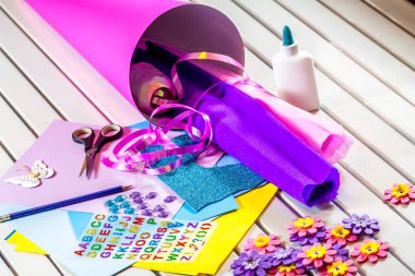 Okul şeker koni ilk gün için kağıt el sanatları yapma