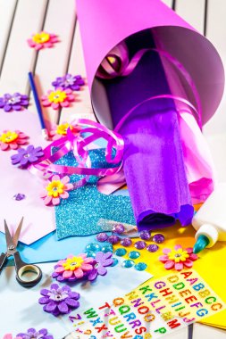 Okul şeker koni ilk gün için kağıt el sanatları yapma