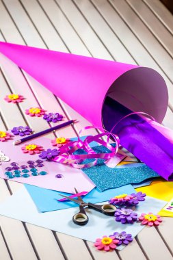 Okul şeker koni ilk gün için kağıt el sanatları yapma