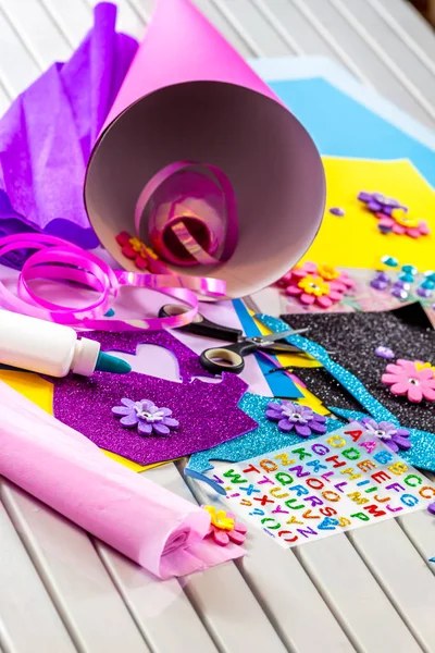 Fazendo artesanato de papel para cone de doces primeiro dia de escola — Fotografia de Stock