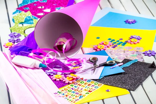 Okul şeker koni ilk gün için kağıt el sanatları yapma