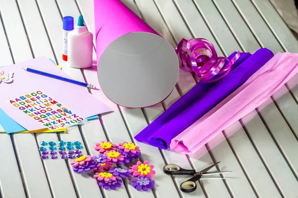 Fazendo artesanato de papel para cone de doces primeiro dia de escola — Fotografia de Stock