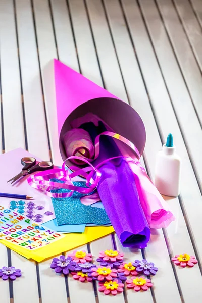 Fare mestieri di carta per cono caramelle primo giorno di scuola — Foto Stock