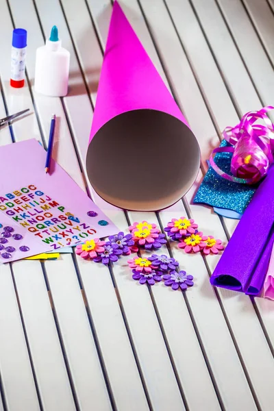 Okul şeker koni ilk gün için kağıt el sanatları yapma