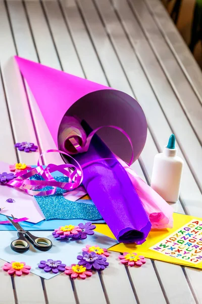 Okul şeker koni ilk gün için kağıt el sanatları yapma