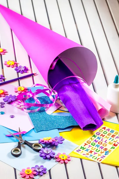 Okul şeker koni ilk gün için kağıt el sanatları yapma