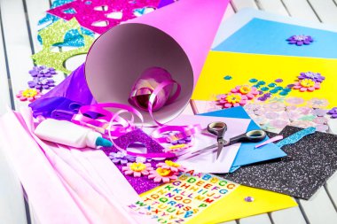 Okul ilk günü için kağıt bir şeker koni hazırlama