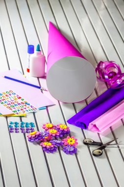 Okul şeker koni ilk gün için kağıt el sanatları yapma