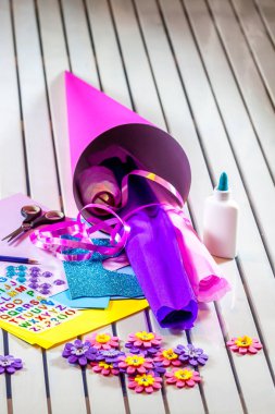 Okul şeker koni ilk gün için kağıt el sanatları yapma