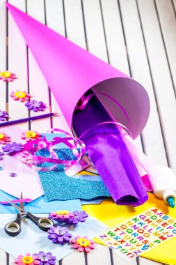 Okul şeker koni ilk gün için kağıt el sanatları yapma