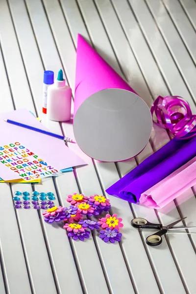 Fazendo artesanato de papel para cone de doces primeiro dia de escola — Fotografia de Stock