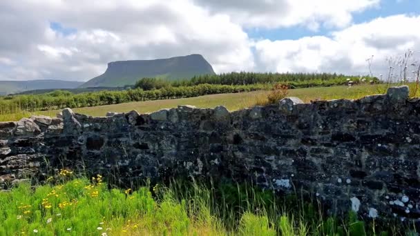 Typisk irsk landskap med Ben Bulben-fjellet kalt "bordfjellet" på grunn av sin spesielle form, grevskapet Sligo - Irland – stockvideo