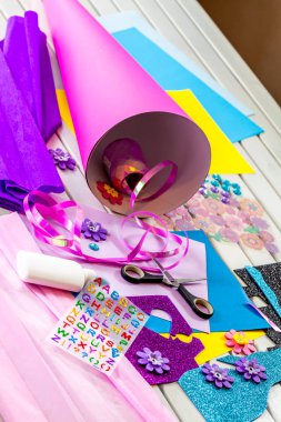 Okul ilk günü için kağıt bir şeker koni hazırlama