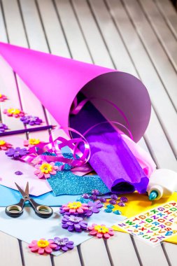 Okul ilk günü için kağıt bir şeker koni hazırlama