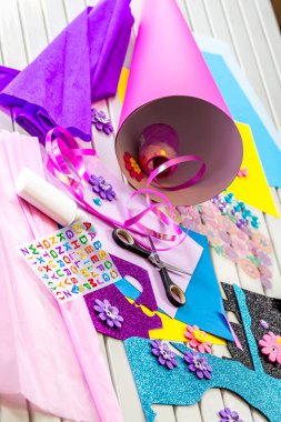 Okul ilk günü için kağıt bir şeker koni hazırlama