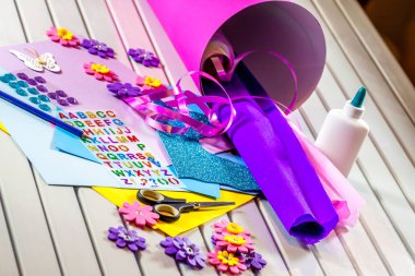 Okul ilk günü için kağıt bir şeker koni hazırlama