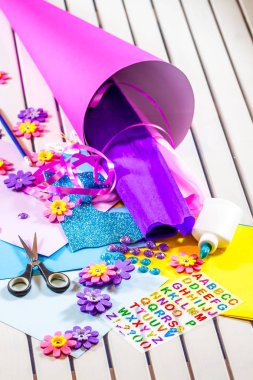 Okul ilk günü için kağıt bir şeker koni hazırlama