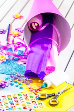 Okul ilk günü için kağıt bir şeker koni hazırlama