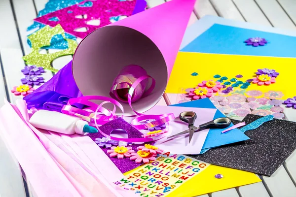 Criando um cone de doces de papel para o primeiro dia de escola — Fotografia de Stock