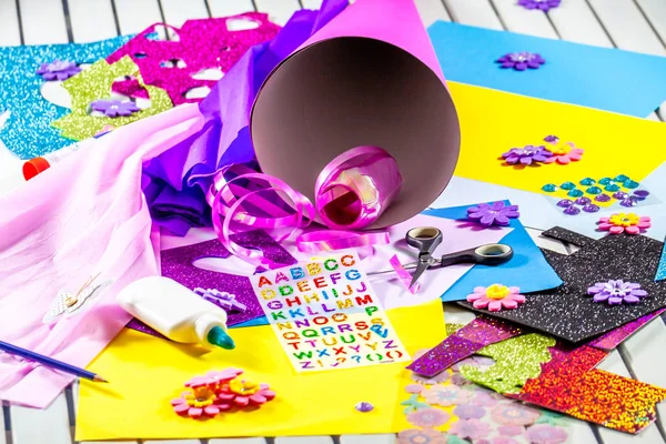 Elaboración de un cono de caramelo de papel para el primer día de escuela —  Fotos de Stock