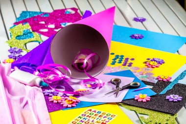 Okul ilk günü için kağıt bir şeker koni hazırlama