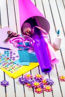 Okul şeker koni ilk gün için kağıt el sanatları yapma