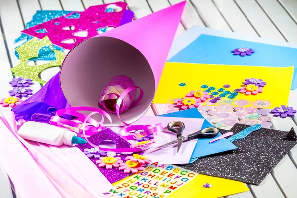 Criando um cone de doces de papel para o primeiro dia de escola — Fotografia de Stock