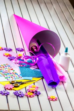 Okul ilk günü için kağıt bir şeker koni hazırlama