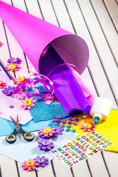 Elaboración de un cono de caramelo de papel para el primer día de escuela — Foto de Stock