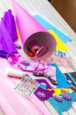 Okul ilk günü için kağıt bir şeker koni hazırlama