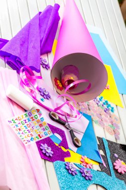 Okul ilk günü için kağıt bir şeker koni hazırlama