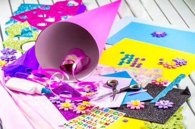 Okul ilk günü için kağıt bir şeker koni hazırlama