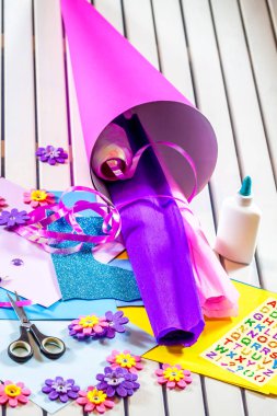 Okul ilk günü için kağıt bir şeker koni hazırlama