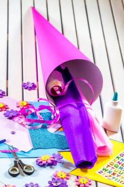 Okul ilk günü için kağıt bir şeker koni hazırlama