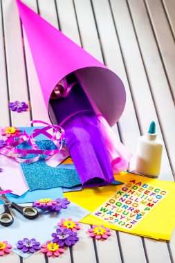 Okul ilk günü için kağıt bir şeker koni hazırlama