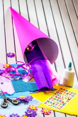 Okul ilk günü için kağıt bir şeker koni hazırlama