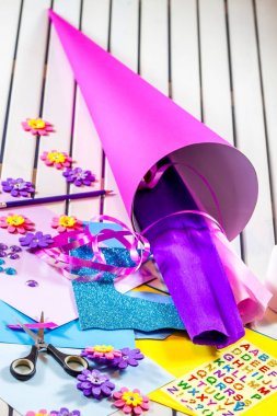 Okul ilk günü için kağıt bir şeker koni hazırlama