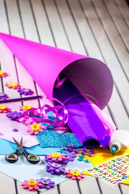 Okul ilk günü için kağıt bir şeker koni hazırlama