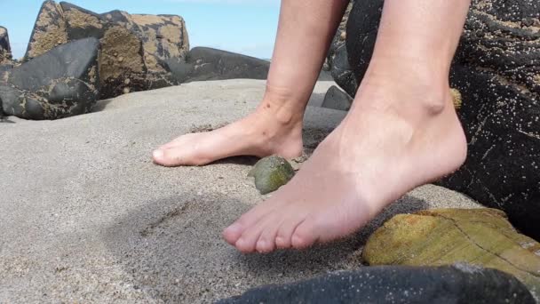 Pies de mujer colgando sobre la playa de arena — Vídeos de Stock