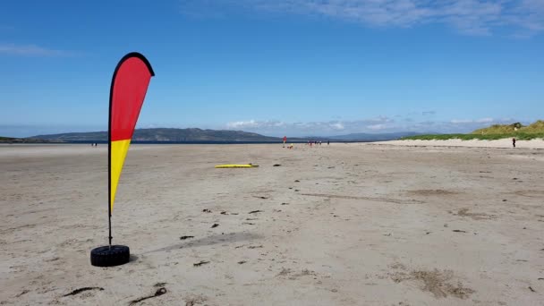 Bandera ondeando en la premiada Narin Beach por Portnoo en el Condado de Donegal, Irlanda . — Vídeo de stock