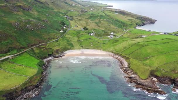 Mucross Head er en lille halvø omkring 10 km vest for Killybegs i County Donegal i det nordvestlige Irland og indeholder en populær bjergbestigning område, kendt for sin usædvanlige vandret lagdelt struktur – Stock-video