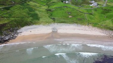 Mucross Head kuzey-batı İrlanda County Donegal Killybegs yaklaşık 10km batısında küçük bir yarımada ve popüler bir kaya tırmanış alanı içerir, onun sıradışı yatay katmanlı yapısı için kaydetti