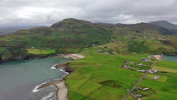 Mucross fej egy kis félszigeten mintegy 10 km-re nyugatra Killybegs megyei Donegal az Észak-Nyugat-Írországban, és tartalmaz egy népszerű sziklamászás terület, megjegyezte, a szokatlan, vízszintesen rakott szerkezete — Stock videók