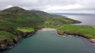 Mucross Head kuzey-batı İrlanda County Donegal Killybegs yaklaşık 10km batısında küçük bir yarımada ve popüler bir kaya tırmanış alanı içerir, onun sıradışı yatay katmanlı yapısı için kaydetti