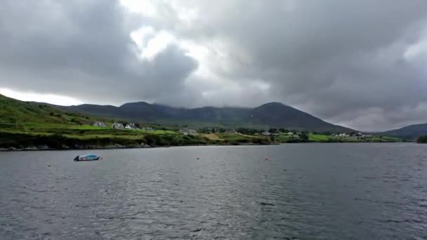 Vista aérea da Baía de Teelin, no Condado de Donegal, no Caminho do Atlântico Selvagem, na Irlanda — Vídeo de Stock