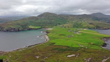 Mucross Head kuzey-batı İrlanda County Donegal Killybegs yaklaşık 10km batısında küçük bir yarımada ve popüler bir kaya tırmanış alanı içerir, onun sıradışı yatay katmanlı yapısı için kaydetti