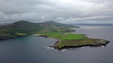 Mucross Head kuzey-batı İrlanda County Donegal Killybegs yaklaşık 10km batısında küçük bir yarımada ve popüler bir kaya tırmanış alanı içerir, onun sıradışı yatay katmanlı yapısı için kaydetti